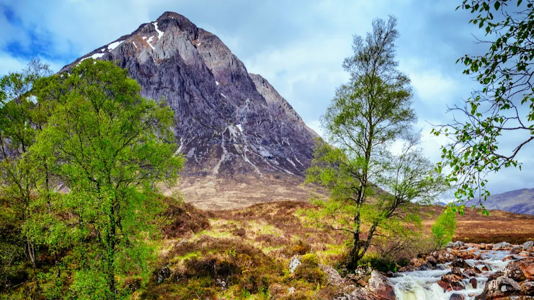 Buachaille Etive Mòr, Glencoe, Schottland Blick auf das Bergmassiv Buachaille Etive Mòr hinter einem kleinen Wasserfall