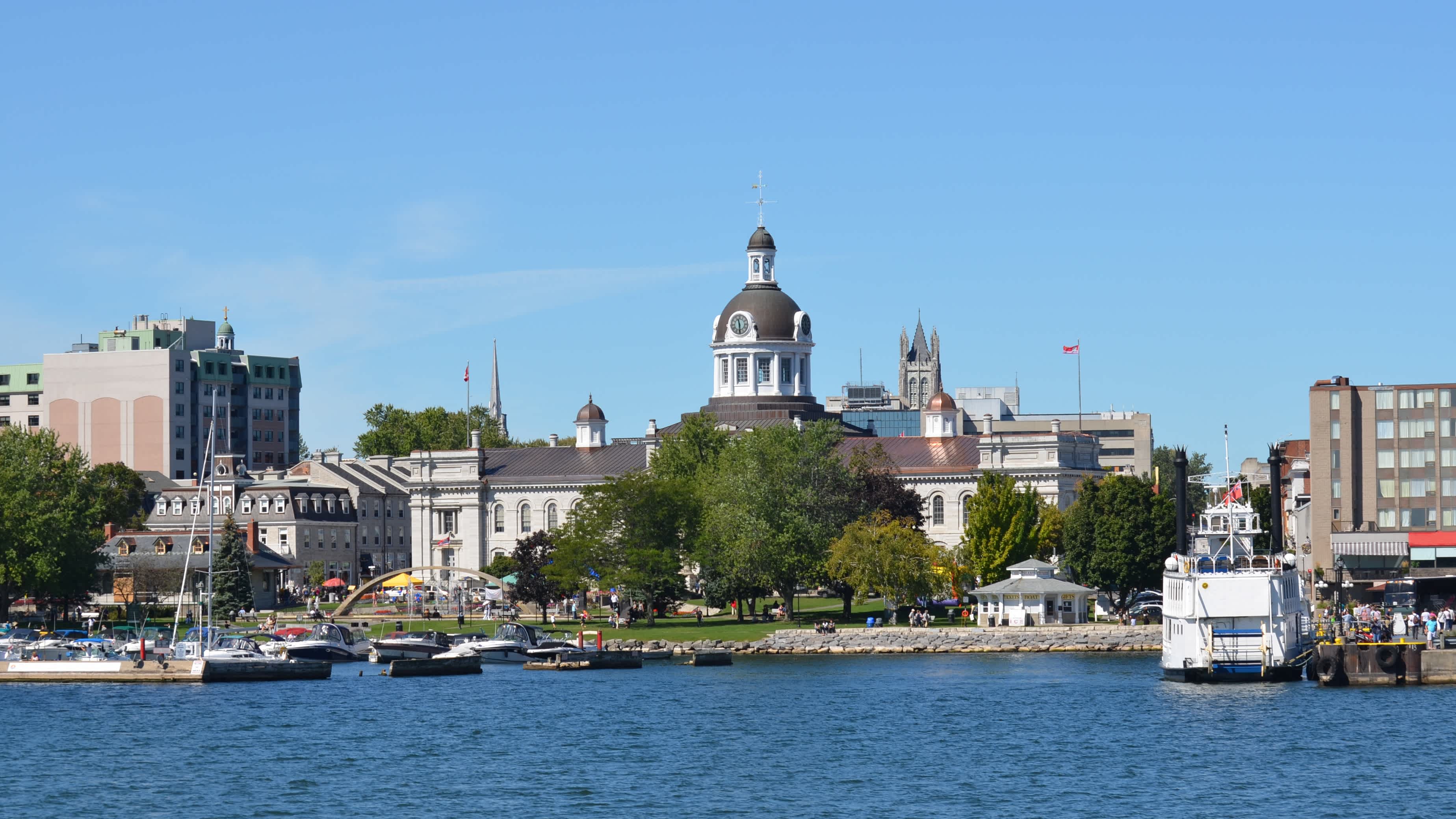 Die am Wasser gelegene Stadt Kingston 