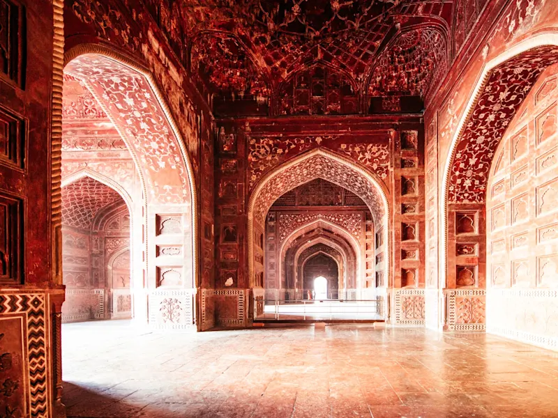 Agra, Uttar Pradesh, Indien Aufwendig verzierte Bögen und Wände im Inneren der Moschee des Taj Mahal. Agra, Uttar Pradesh, Indien.