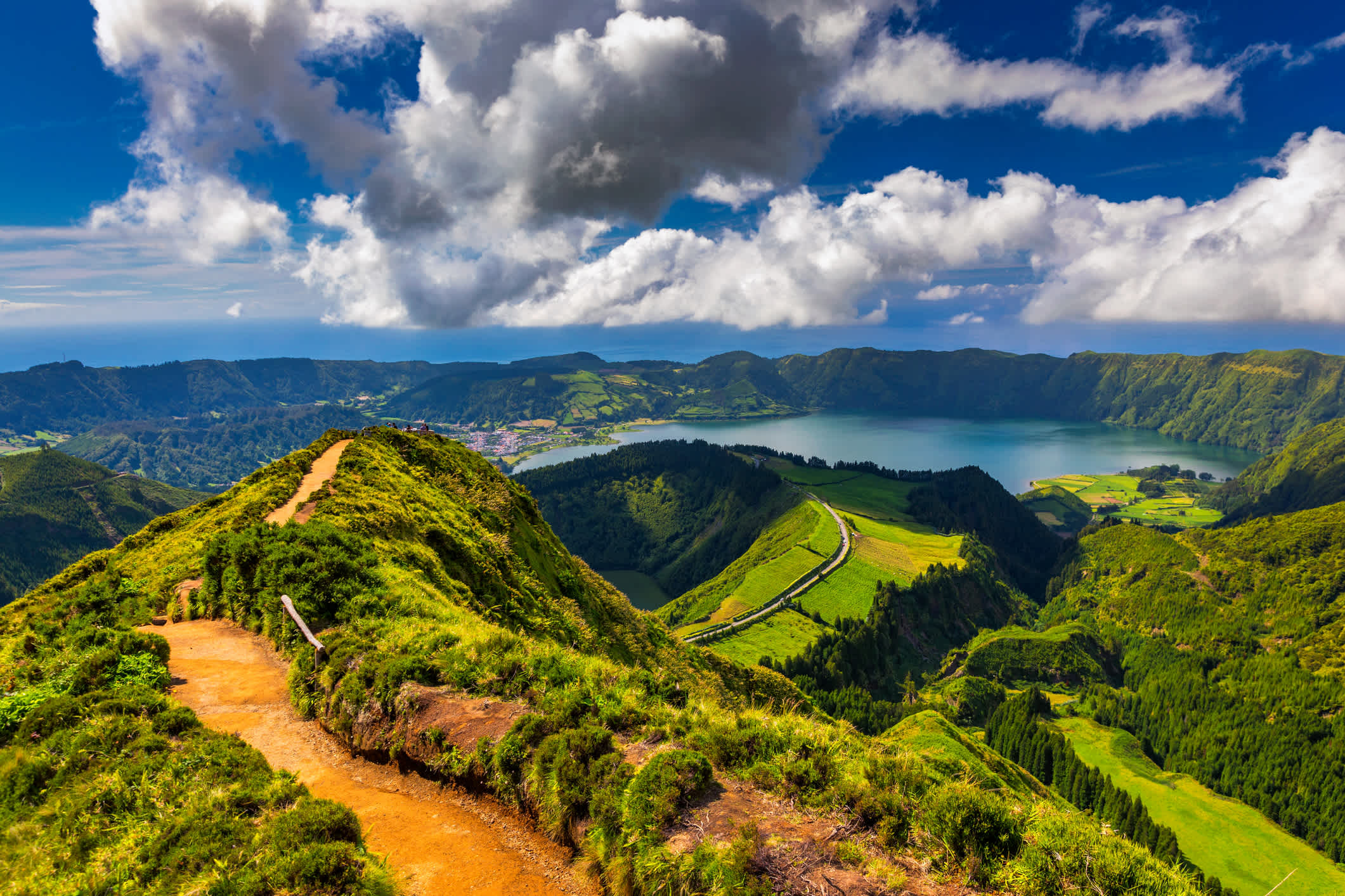 Blick auf Sete Cidades in der Nähe von Miradouro da Grota do Inferno Aussichtspunkt, Sao Miguel Insel, Azoren, Portugal. Aussichtspunkt Grota do Inferno in Sete Cidades auf der Insel Sao Miguel, Azoren, Portugal.