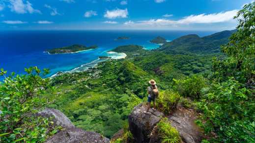 Wanderin über dem Indischen Ozean auf der tropischen Insel Mahe, Seychellen. 

