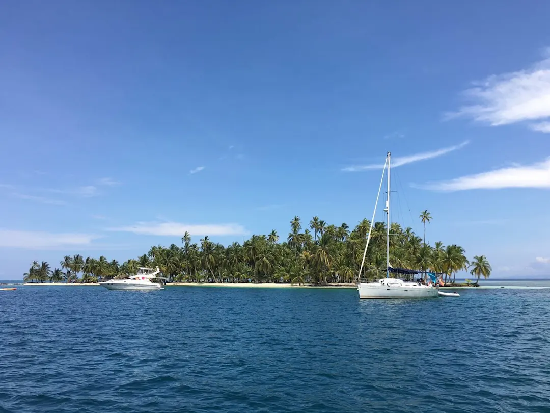 Guna Yala, San Blas Inseln, Panama Boot im Meer vor grüner Insel