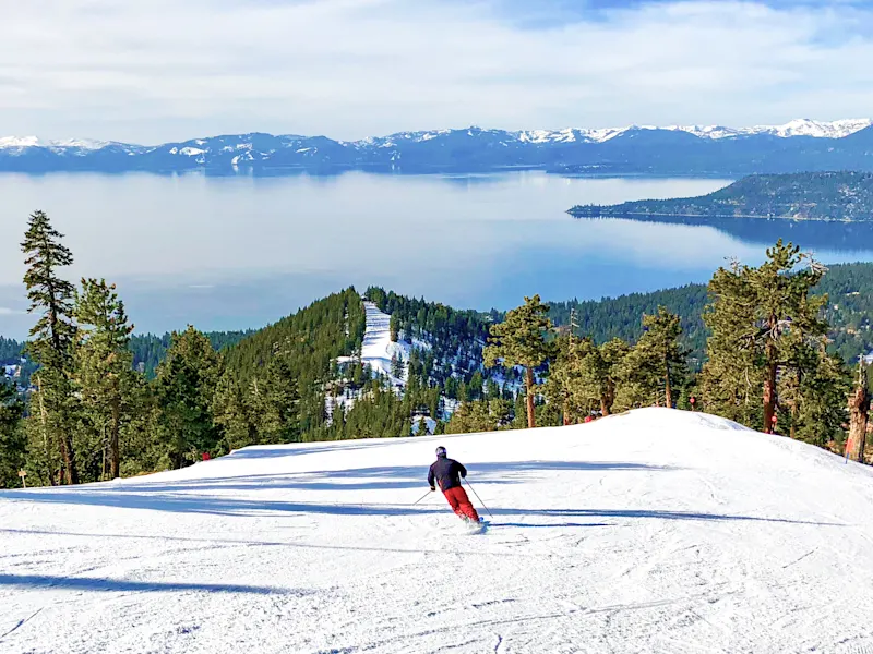 États-Unis, Californie, Lake Tahoe, Skieur Skieur sur une piste avec vue panoramique sur le lac Tahoe. Lake Tahoe, Californie, États-Unis.
