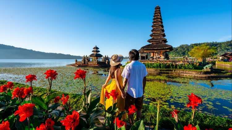 Junges Paar genießt die schöne Aussicht am Ulun Danu Beratan Tempel in Bali, Indonesien.