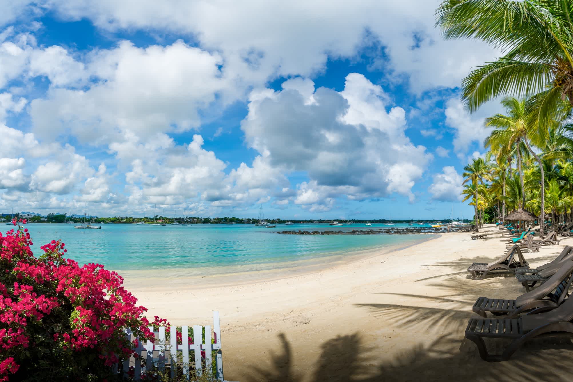 Landschaft mit Strand im Dorf Grand Baie auf der Insel Mauritius