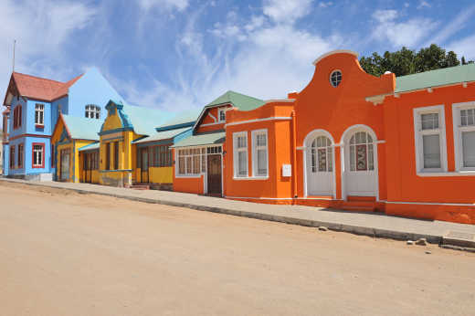 Bunte row orange, Blau, Gelb-Häuser in Lüderitz, Namibia