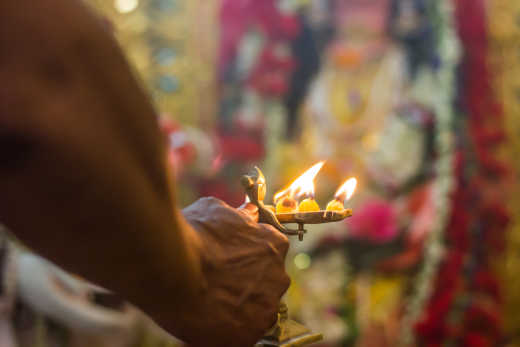 Adoration de l'idole du dieu indien avec Pancha pradip.
