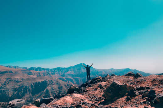 Jebel Jais ist der höchste Berggipfel der Vereinigten Arabischen Emirate und Teil des spektakulären Hajar-Gebirges, das sich vor über 70 Millionen Jahren gebildet hat