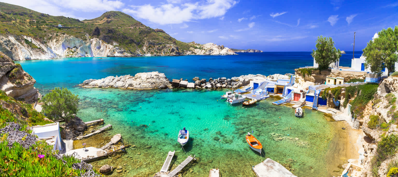 Découvrez le village pittoresque de Mandrakia pendant votre voyage à Milos, en Grèce 