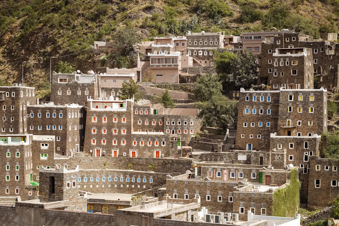 Rijal Alma Dorf, Abha, Saudi-Arabien Panorama der schönen historischen Häuser in Rijal Alma Dorf, Abha, Saudi-Arabien.