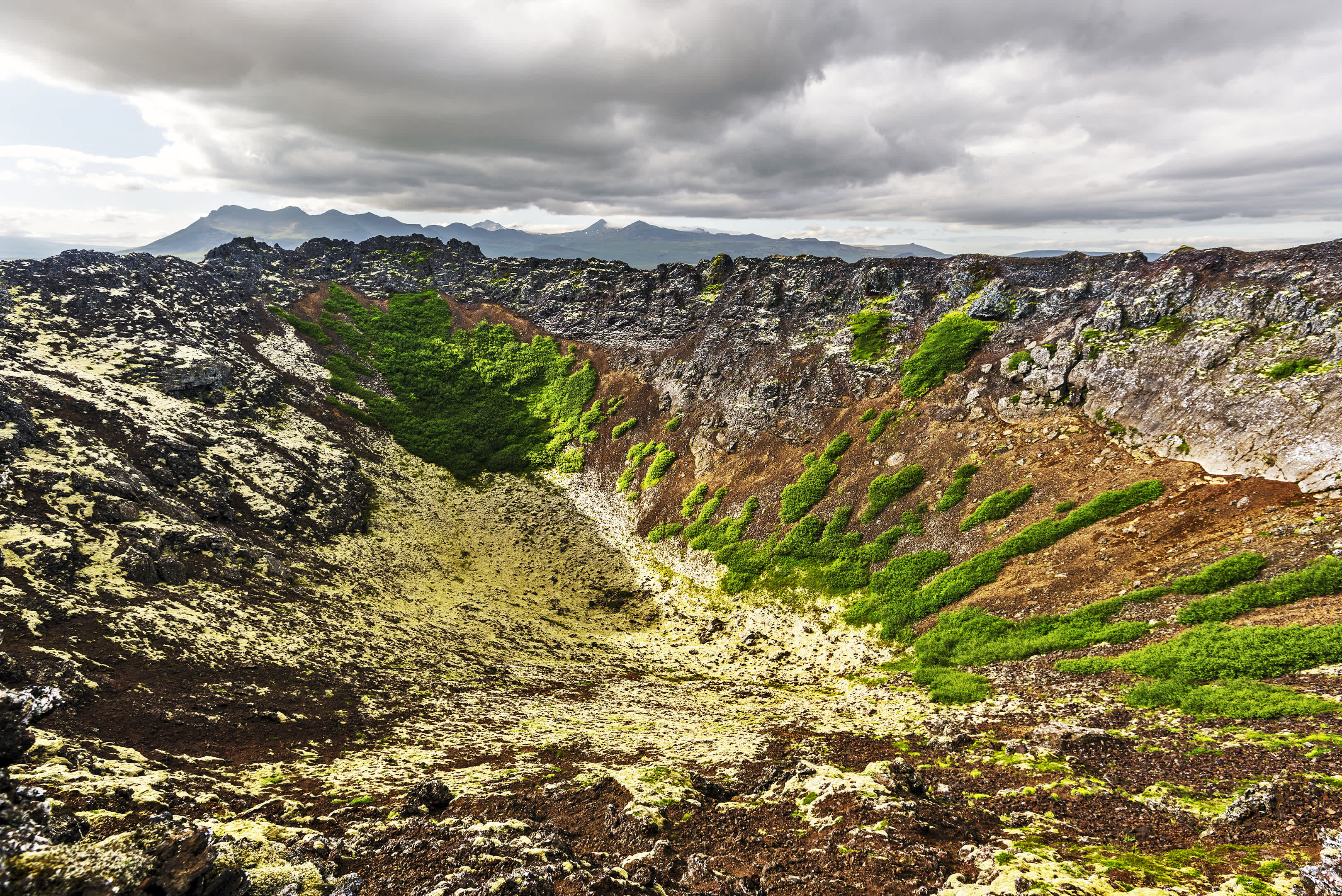Vue de l'intérieur du cratère du volcan Eldborg dans la région du Vesturland en Islande.

