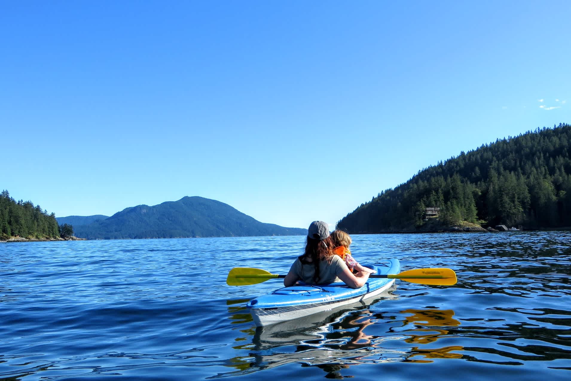 Une mère et sa fille lors d'une sortie en kayak à l'extérieur de Vancouver, Colombie-Britannique, Canada.

