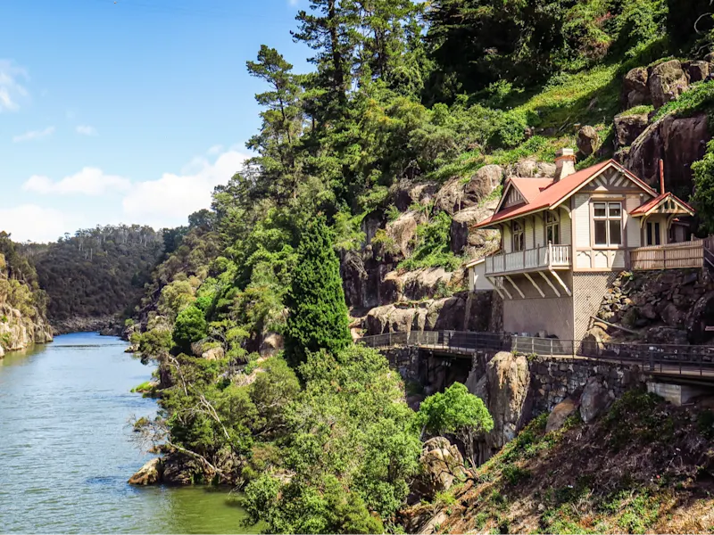 Tasmanien, Australien. Historisches Gebäude am Ufer des Cataract Gorge mit Blick auf den Fluss. Launceston, Tasmanien, Australien.