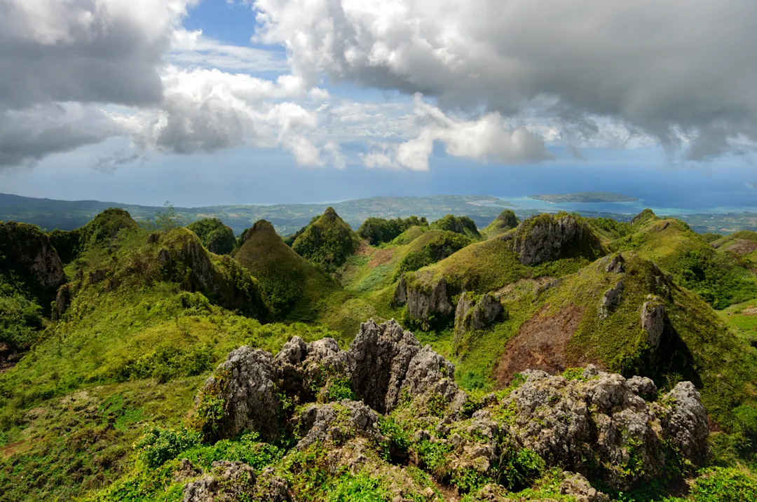 Philippinen, Cebu, Osmeña Peak Auf 1.013 Metern über dem Meeresspiegel bietet der Osmena Peak einen Blick auf die zerklüftete Landschaft und die Küste von Cebu, Philippinen.