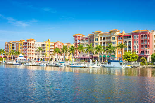 Maisons colorées sur la côte de Naples, en Floride