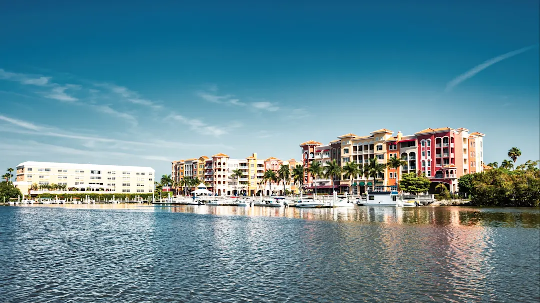 Panoramablick auf bunte Gebäude und Wasserfront in Naples. Naples, Florida, USA.