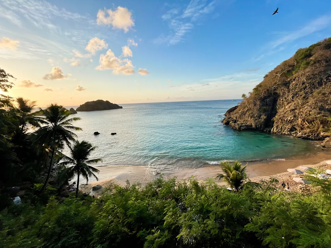 Strand bei Sonnenuntergang in Fernando de Noronha, Brasilien