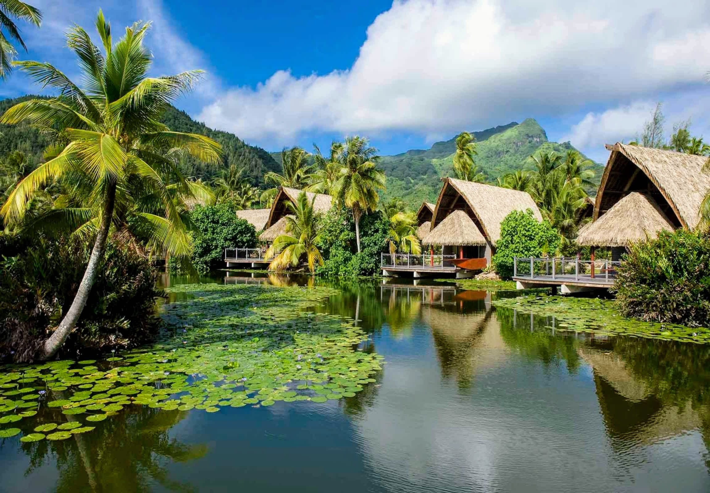 Aufnahme des Dorfes Fare auf Huahine in Französisch Polynesien