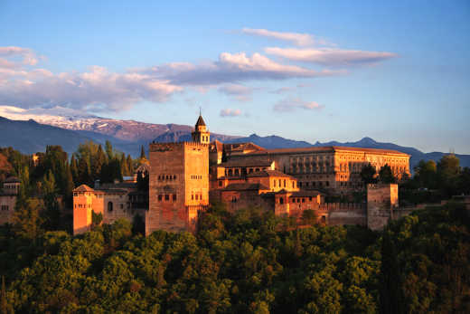 Visiter l'Alhambra de Grenade et profitez de la vue sur les montagnes de la Sierra Nevada – un must pour des vacances à Grenade