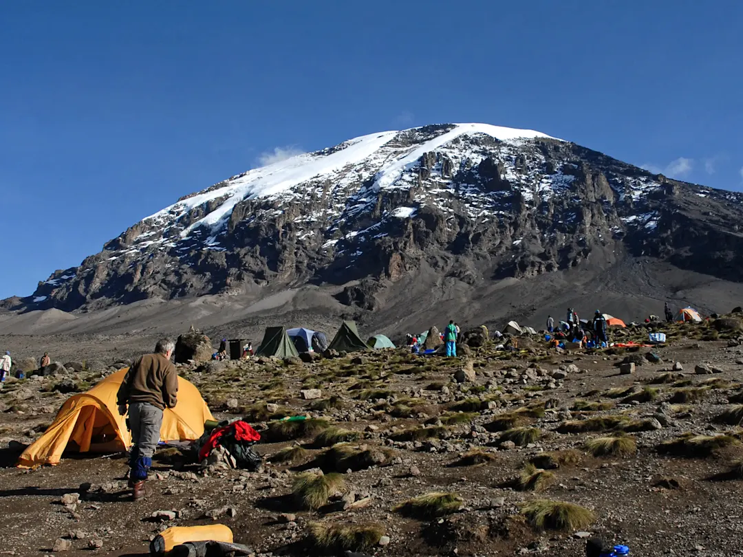 Campingplatz mit Zelten am Fuße des Kilimandscharo, Tansania.