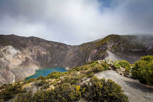 Magnifique vue sur le cratère et lac du volcan Irazú au Costa Rica à découvrir au départ de San José