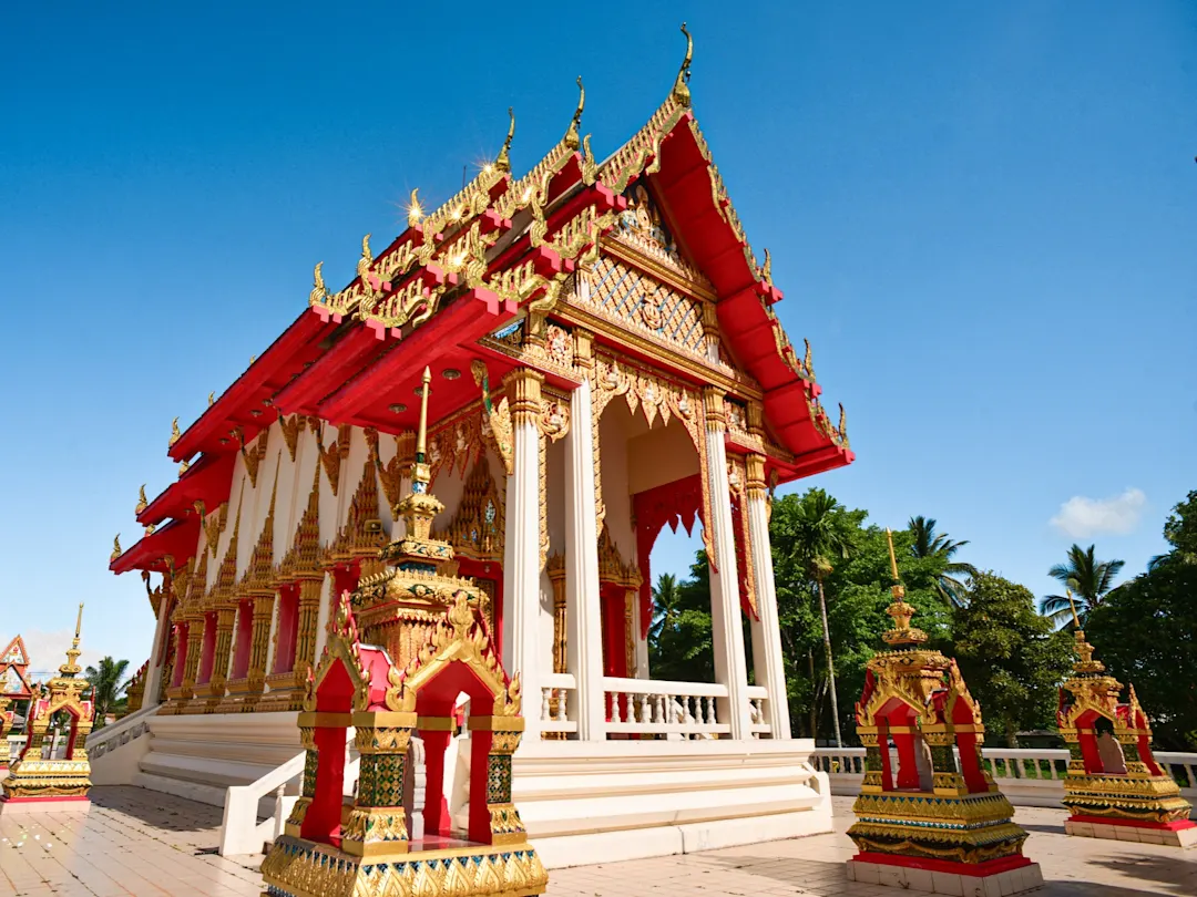 Gold-roter buddhistischer Tempel mit reich verzierten Details. Khao Lak, Thailand.
