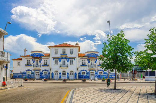 Mit blauen Kacheln verzierter Bahnhof von Alveiro