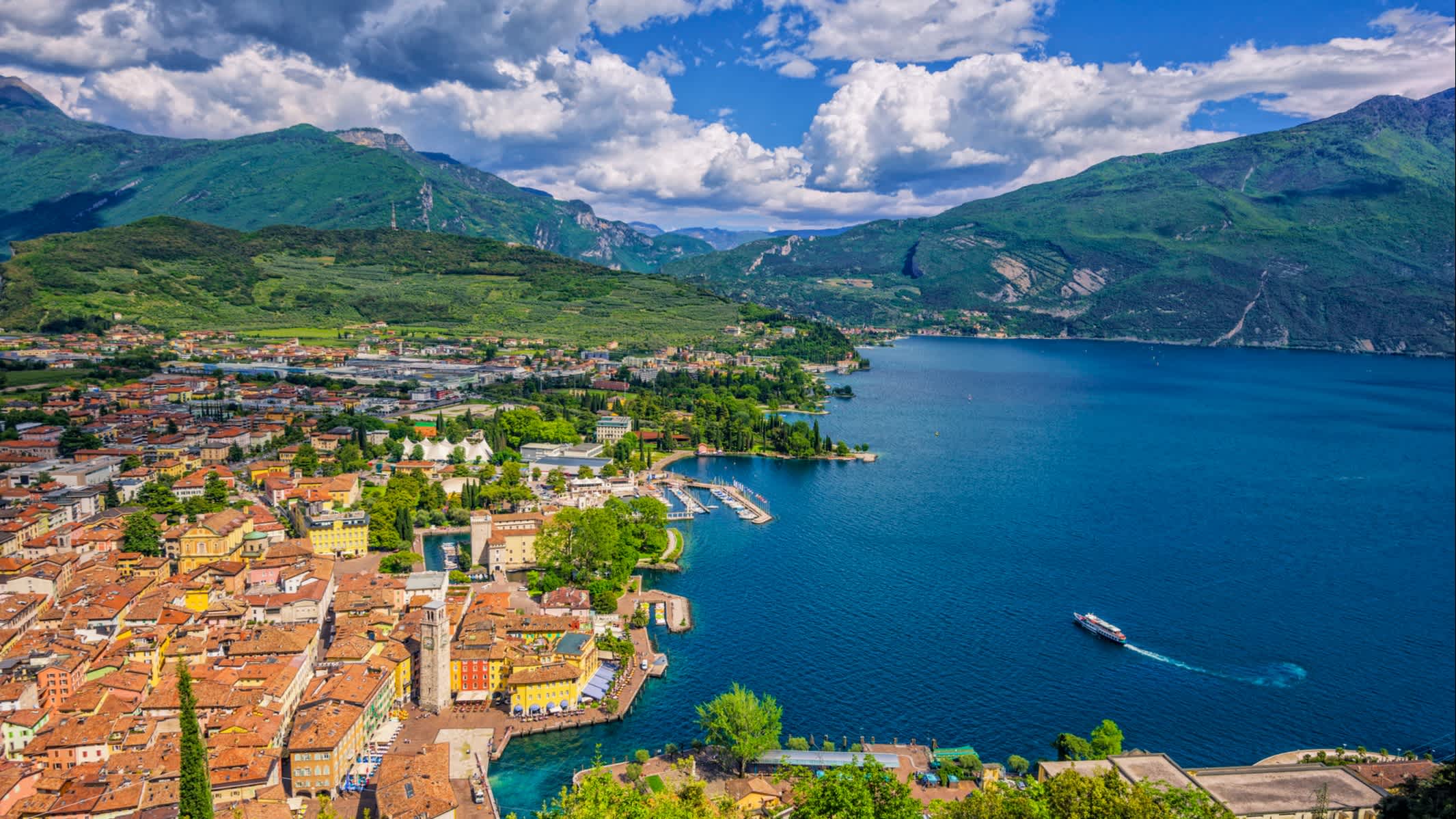 Luftaufnahme von Riva del Garda und dem Gardasee, Trentino, Italien. 