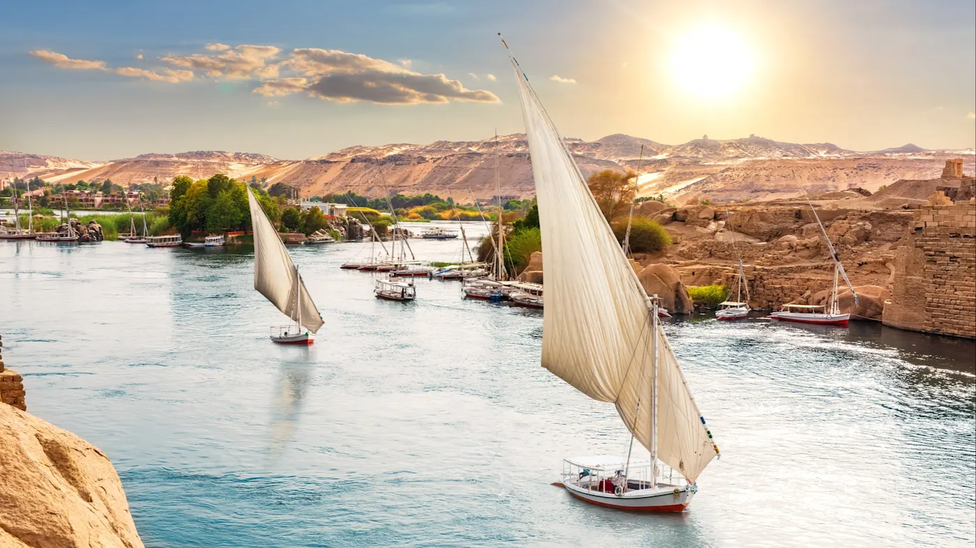 Assuan, Ägypten Traditionelle Nilsegelboote in der Nähe des Ufers von Assuan, Ägypten.