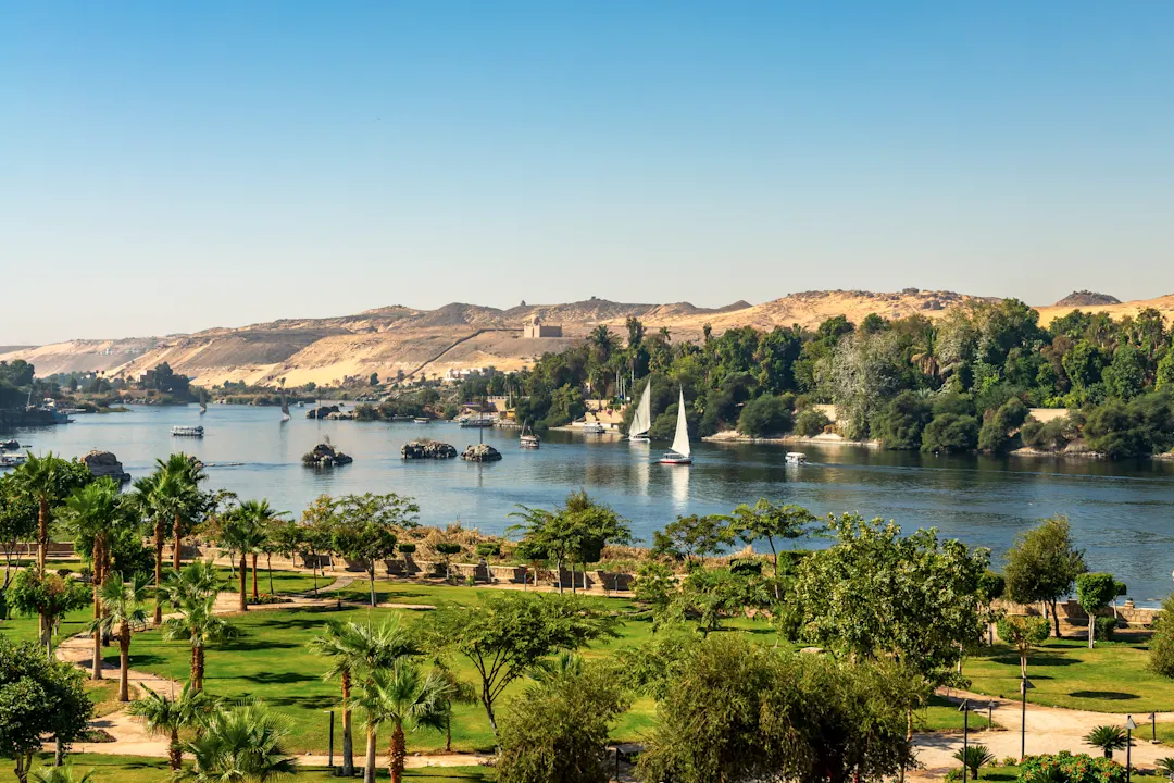 Traditionelle Nilsegelboote in der Nähe des Ufers von Assuan, Ägypten.