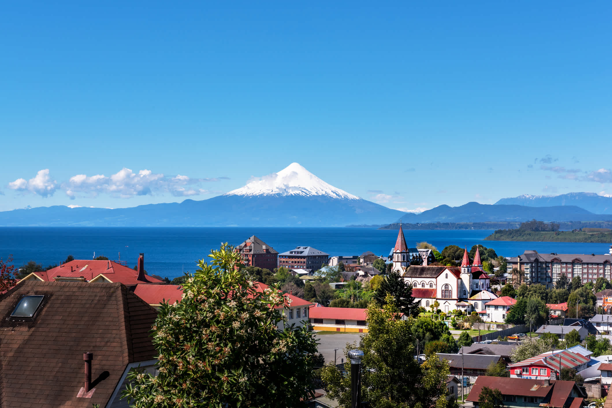 Vue sur la ville de Puerto Varas dans la région des lacs chiliens