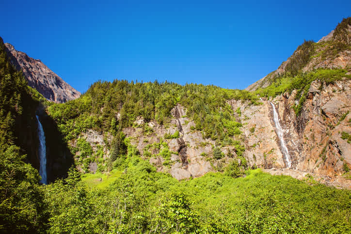 Partez en randonnée à la rencontre des Twin Falls situées en pleine forêt en contrebas de la ville de Smithers pendant vos vacances au Canada.