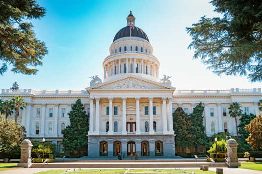 Vue sur le bâtiment du Capitole de l'État de Californie à Sacramento, États-Unis