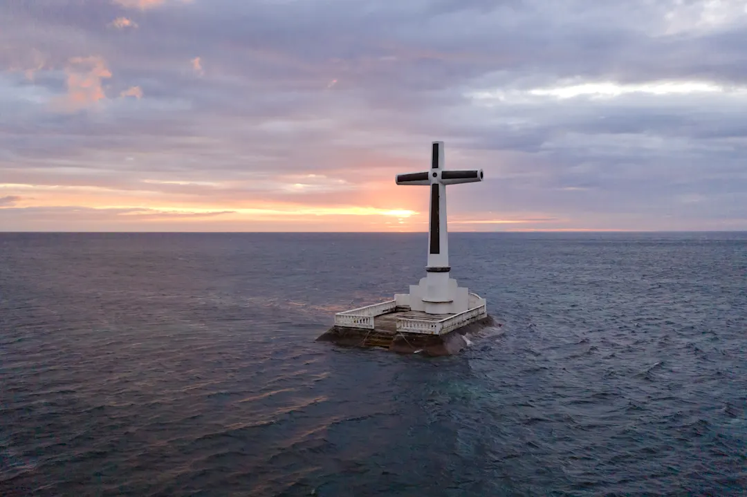 Philippinen, Camiguin, Versunkener Friedhof Katholisches Kreuz auf einem überschwemmten Friedhof im Meer nahe der Insel Camiguin.