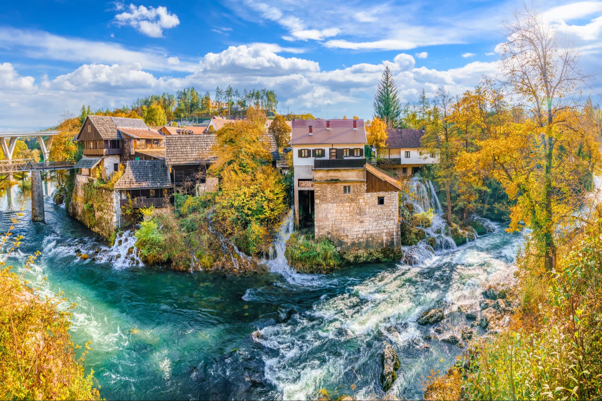Landschaft mit Rastoke Dorf in der Herbstsaison, Kroatien.