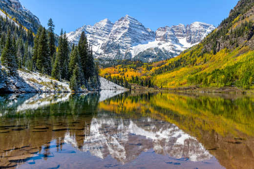 Vue sur les pics de montagne Maroon Bells avec le lac Maroon Lake au premier plan, Colorado