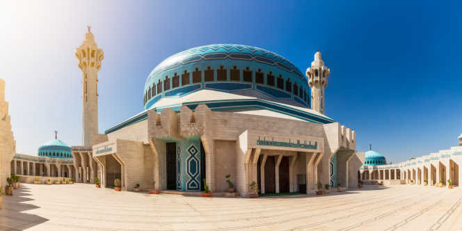 Die König-Abdullah-Moschee in Amman mit ihrem blauen Dach und einzigartigen Mosaiken 
