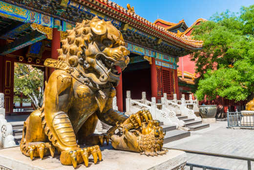 Statue dorée de lion dans la Cité interdite de Pékin, en Chine