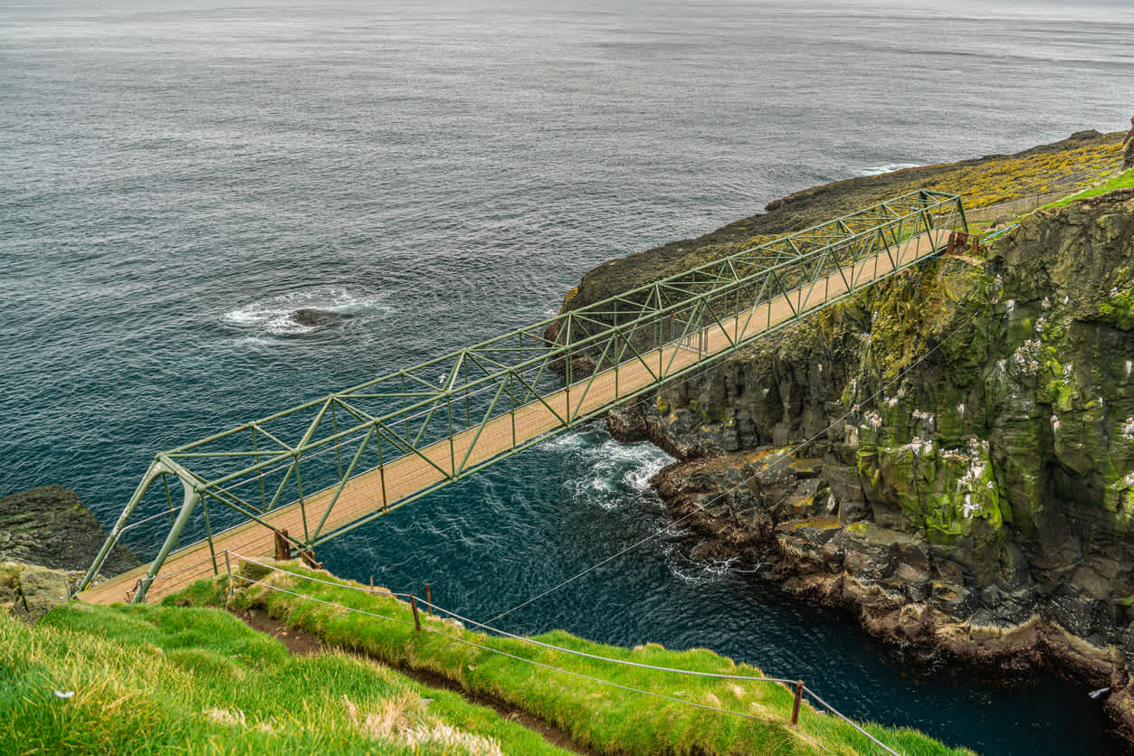 Brücke in Mykines verbindet zwei Seiten der Insel 