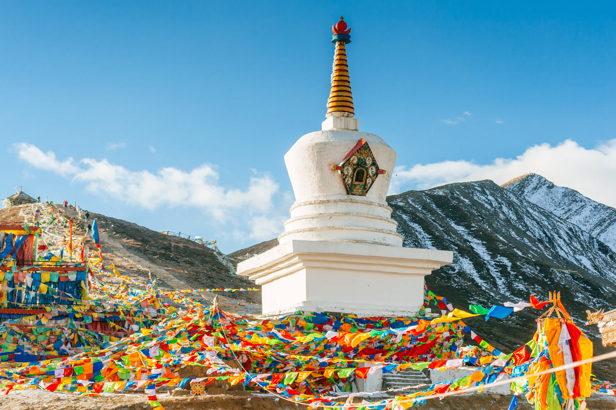 malerische Aussicht auf den tibetischen Stupa-Tempel und die tibetischen Berge in Shangrila, China