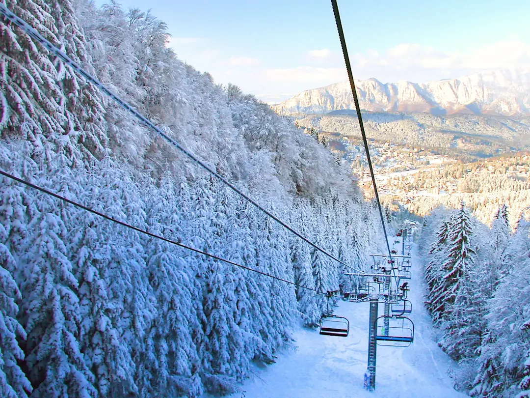 Skilift mit verschneitem Wald und Bergen. Banff, Alberta, Kanada.
