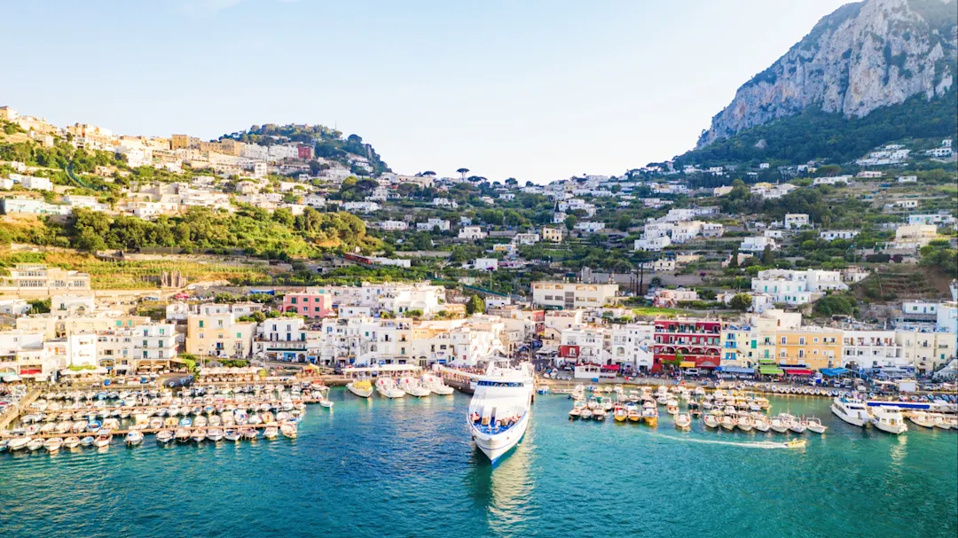  Hafen von Capri mit bunten Gebäuden und Booten, Capri, Kampanien, Italien.
