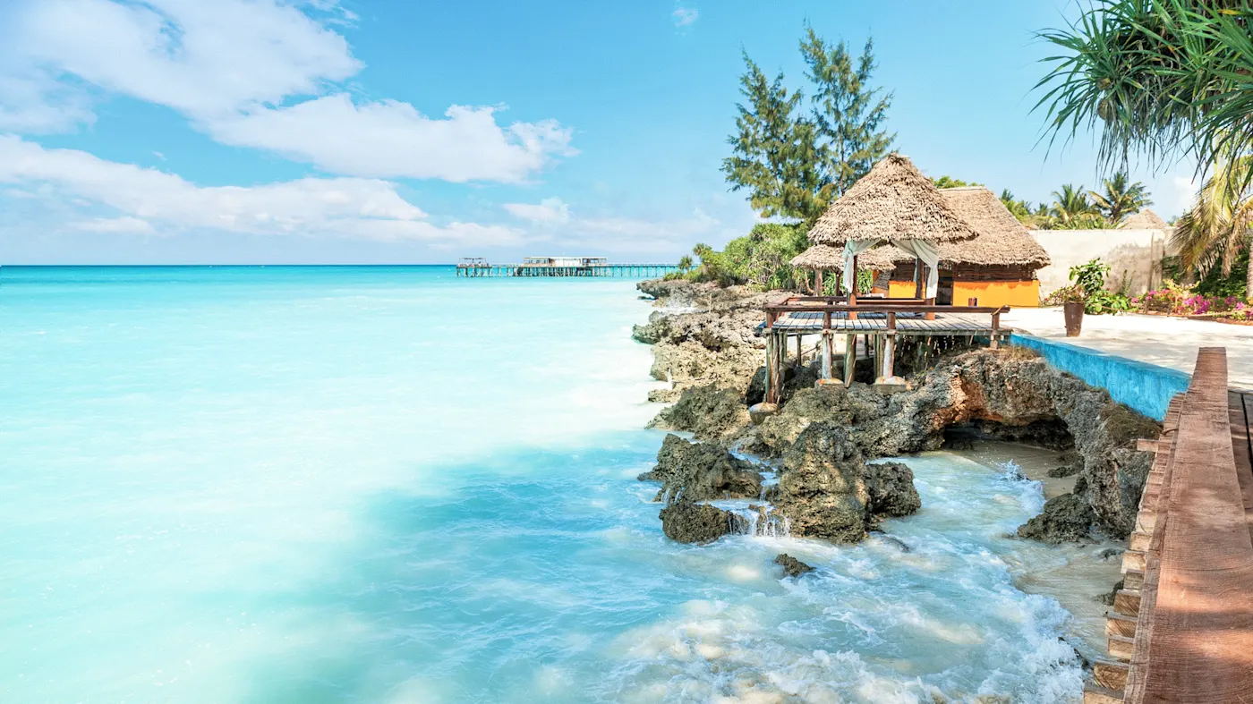 Sansibar, Tansania, Afrika Kleine Hütte am Strand mit hellblauen Wasser
