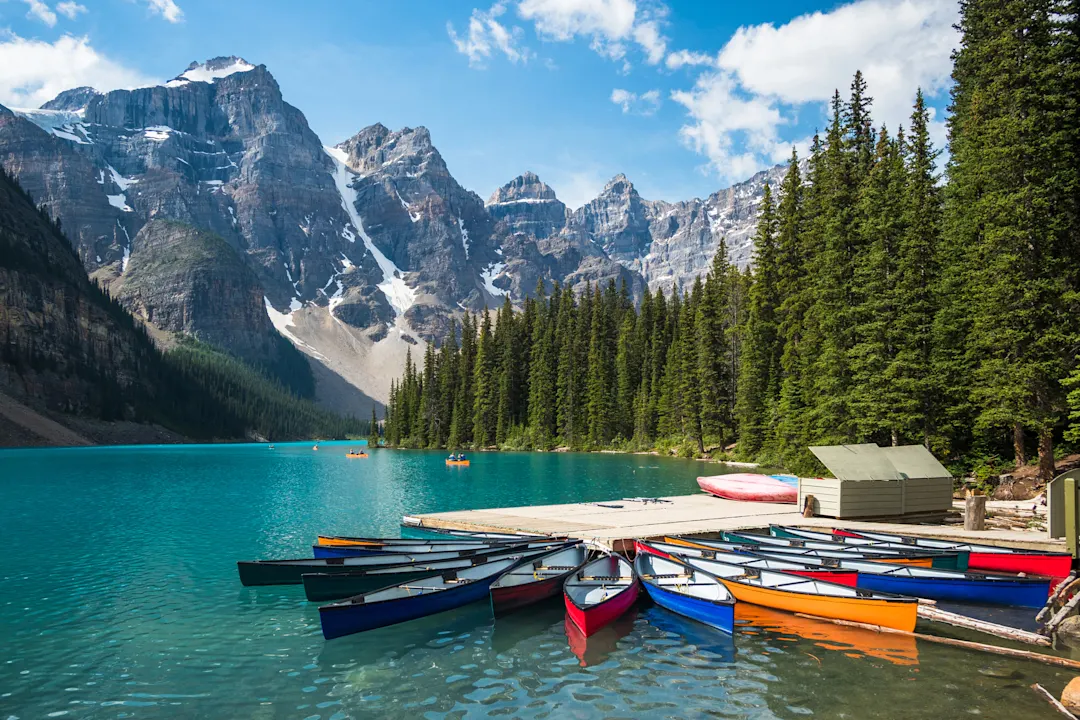 Moraine Lake mit Kajaks im Vordergrund im Sommer im Banff National Park, Alberta, Kanada.

