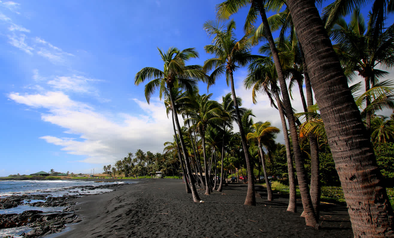 Schwarzer Sand am Strand Punaluu Beach auf Hawaii in den USA