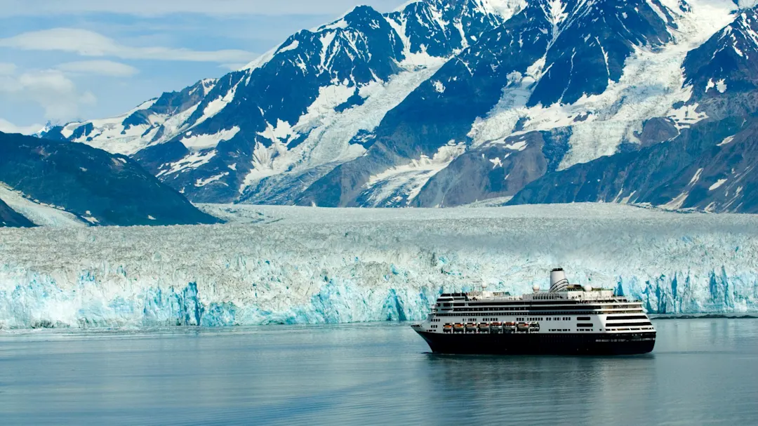 Gletscher-Kreuzfahrt, El Calafate, Argentinien Aufnahme eines Kreuzfahrtschiffes vor einem großen Gletzscher