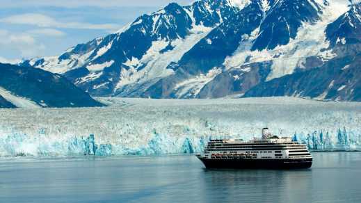 Aufnahme eines Kreuzfahrtschiffes vor einem großen Gletzscher