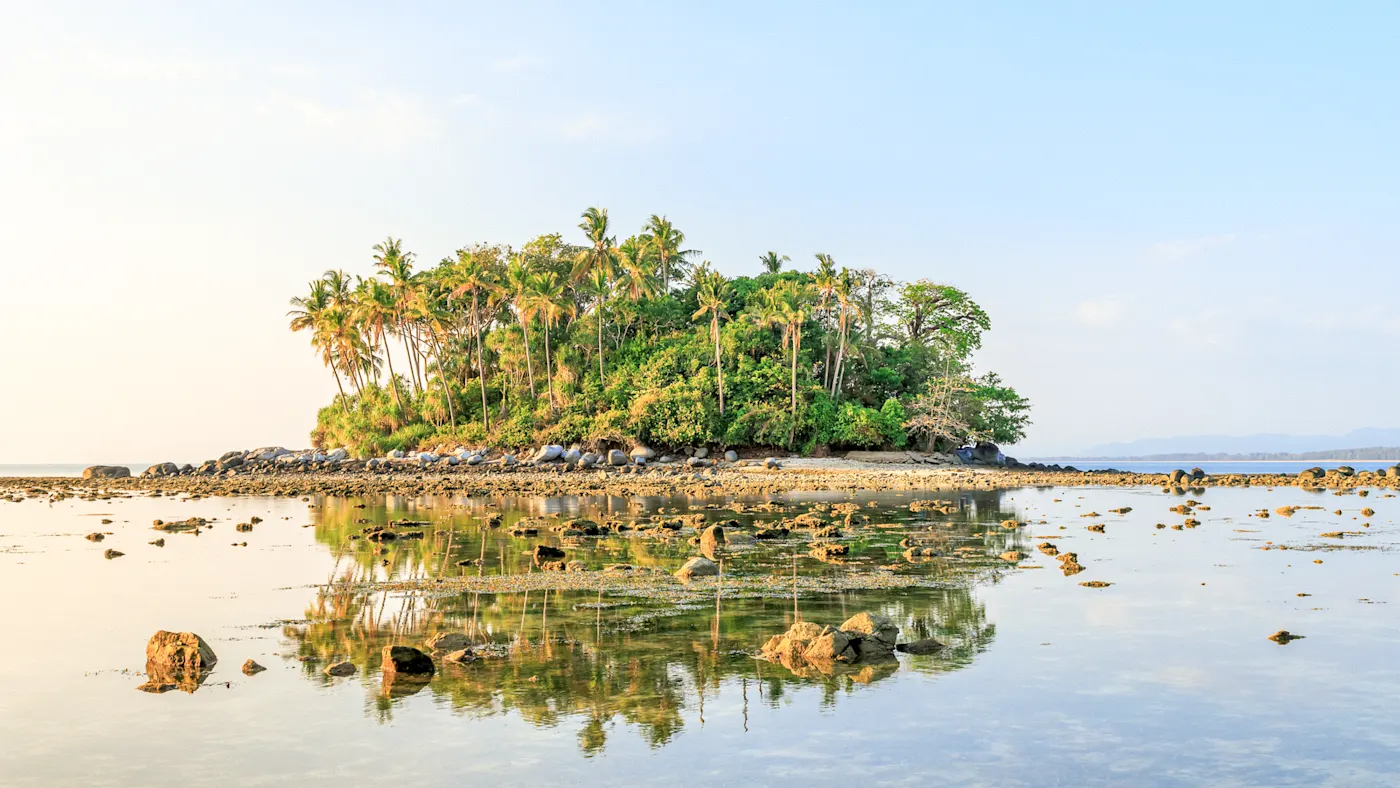 Kleine tropische Insel mit Palmen bei Ebbe, Andamanensee, Phuket, Thailand.