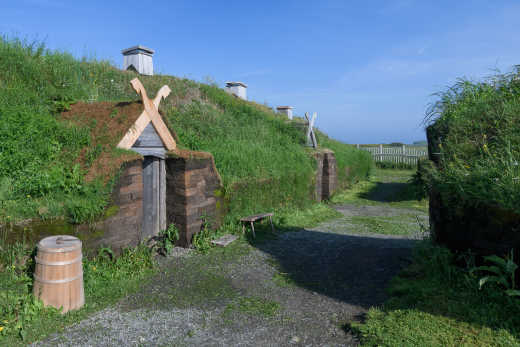 Découvrez les anciennes habitations vikings de l'Anse aux Meadows pendant votre voyage à Terre-Neuve-et-Labrador.