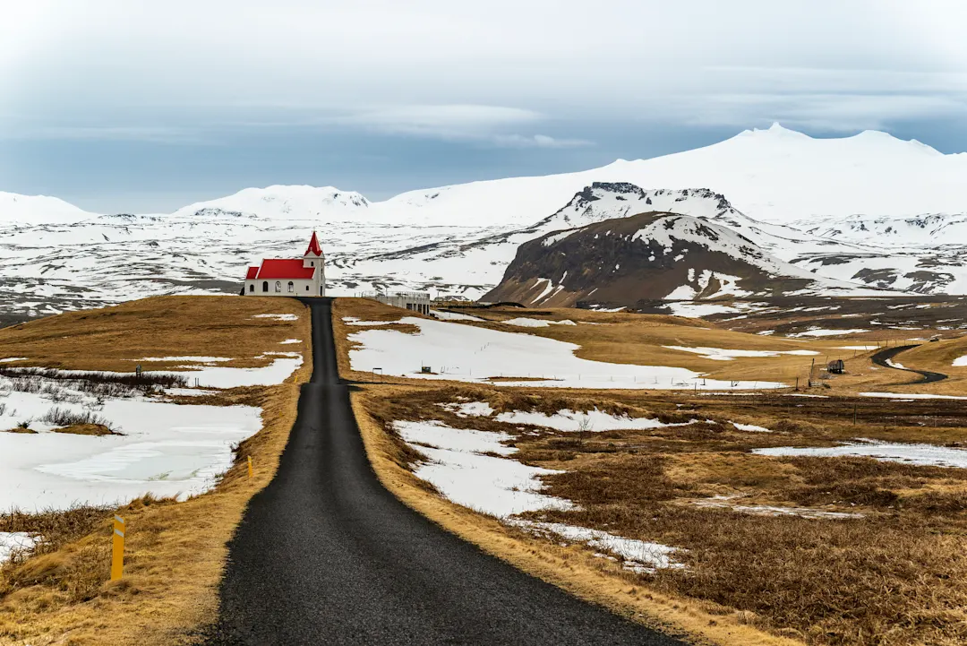 Island, Snæfellsnes, Snæfellsjökull Ingjaldshóll-Kirche und Snæfellsjökull-Gletscher, Snæfellsnes, Island.
